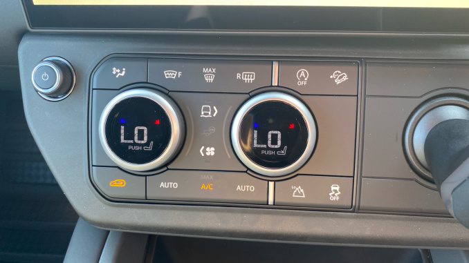 Land Rover Defender 3.0 D250 X-Dynamic SE 110 5dr Auto Diesel Estate - Image 30